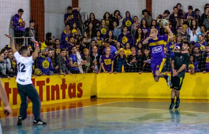 Atlética C7 cai no basquete feminino mas passa em primeiro no handebol masculino