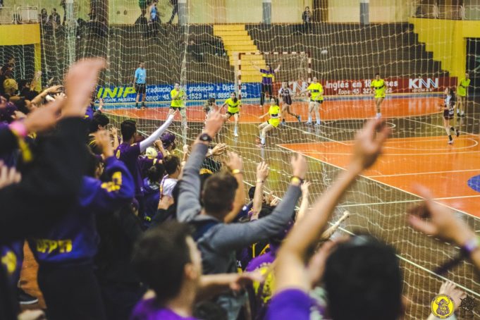 C7 não da chances e passa em primeiro do grupo no handebol feminino e basquete masculino