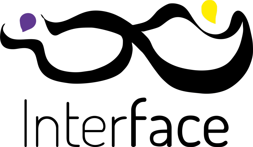 Logo do Interface do C7. É um símbolo semelhante ao símbolo do infinito, com dois círculos distorcidos juntos. Do lado esquerdo, há uma abertura com uma gota roxa. Do lado direito, há uma gota amarela. Abaixo da logo, há o nome Interface, em fonte mais grossa na parte "face".